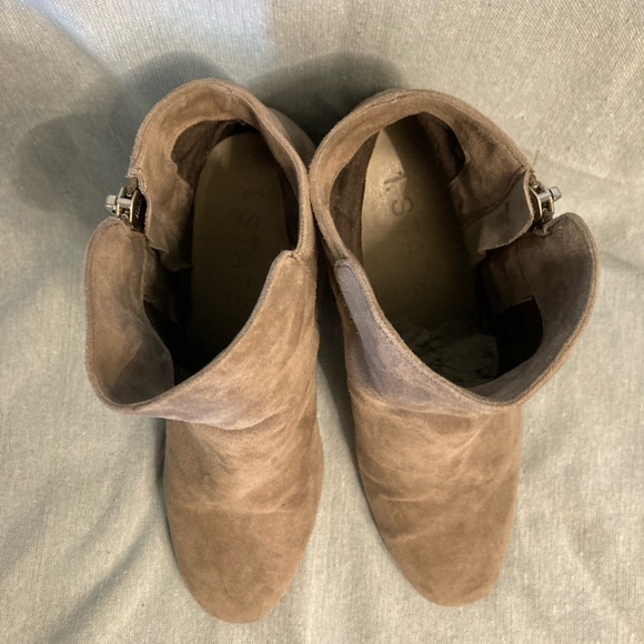 EUC 1. State Bootie Ankle Heels Boots Grey Suede Silver Accent Side Zip 8M - Picture 4 of 11